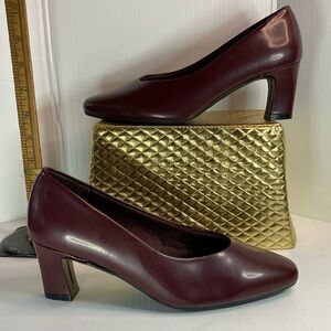 Brand newer 80’s Fanfare dark burgundy size 6.5 square‎ heels. Box 16